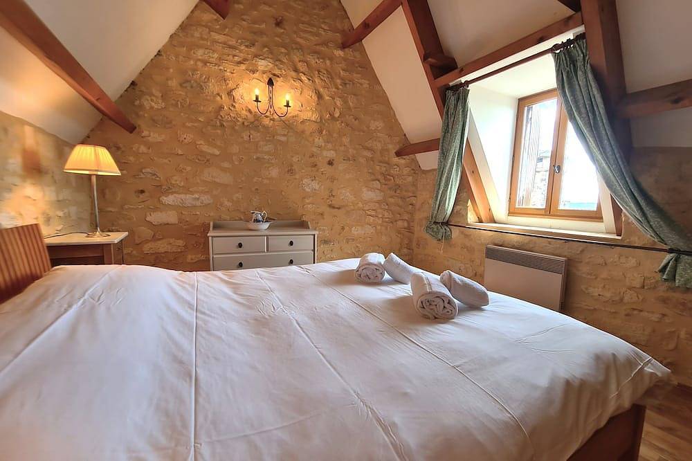 Lovely stone cottage set on the remparts of the village of Domme. in Domme, Périgord Noir