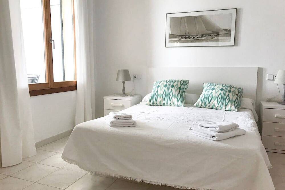 Entire apartment, Sea front partment on Puerto Pollença Pinewalk, Kika in Port de Pollença, Pollença