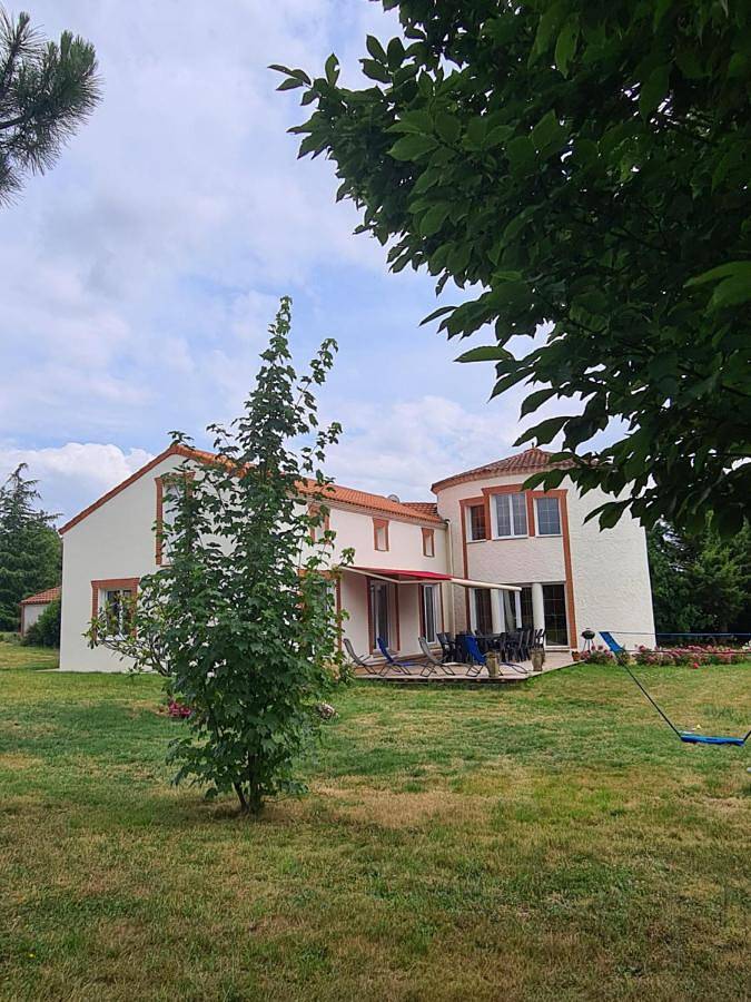 Location de vacances pour 15 personnes, avec Terrasse ainsi que Jardin et Vue à Saint-Amand-sur-Sèvre
