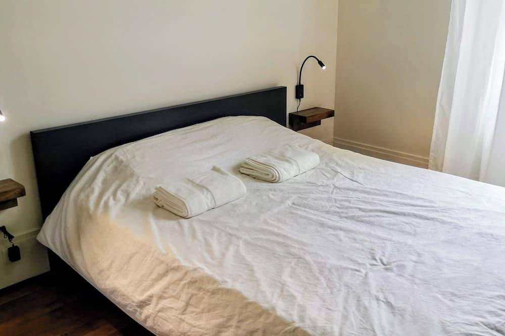 Charming century-old millstone house. Versailles 15 minutes away, Paris 30 minutes. in Viroflay, Yvelines
