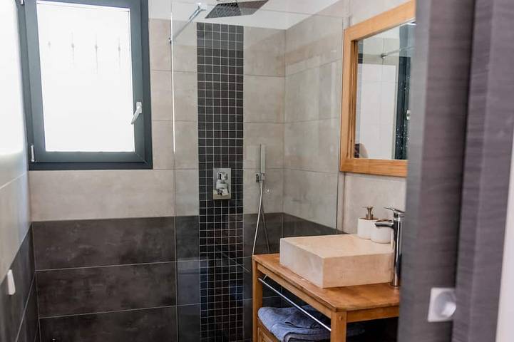 Maison d’hôte pour 3 personnes, avec jardin ainsi que piscine et jacuzzi à Saint-Maximin-la-Sainte-Baume - 3