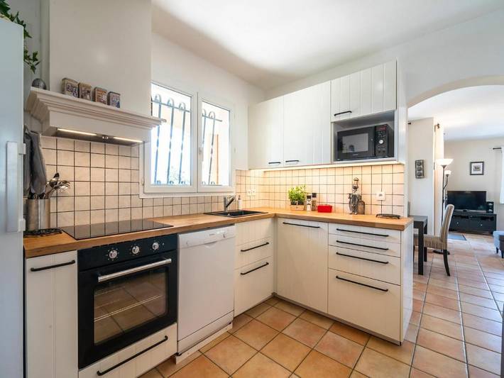 Location de vacances pour 6 personnes, avec terrasse ainsi que jardin et piscine à Escales - 3