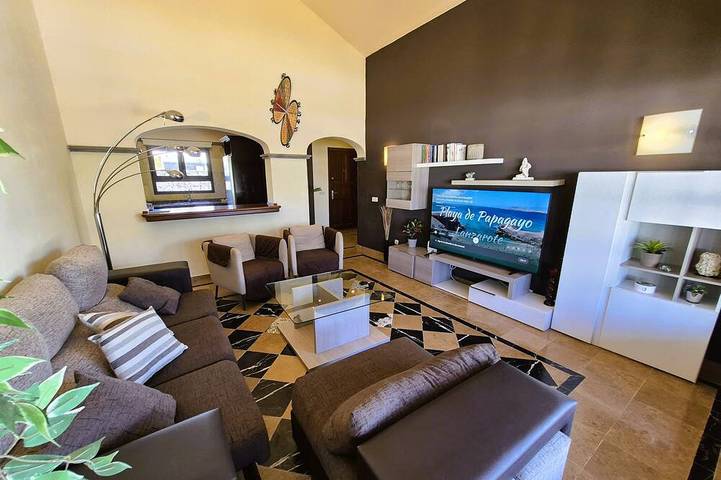 Ligthouse, private heated pool, Prime video, wifi, bbq, ping pong, etc. in Montaña Roja, Yaiza