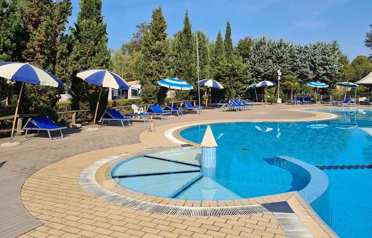 Camping für 5 Personen, mit Terrasse und Garten sowie Kinderpool und Pool in Viareggio
