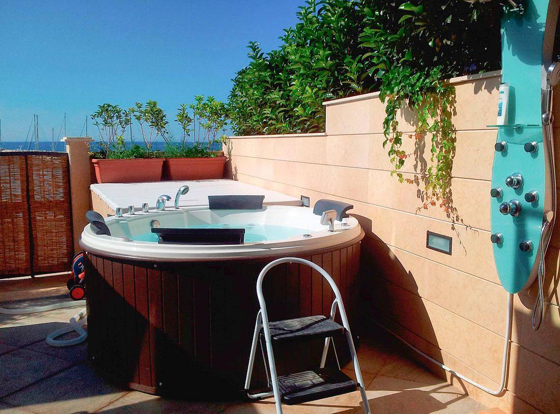 Ganze Wohnung, Narciso, mit Jacuzzi und Blick in Marina di Ragusa, Ragusa Provinz