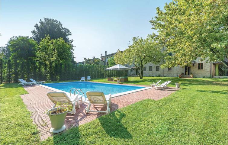 Poolside Charme: 600sqft Apartment mit Parkplatz & WiFi in Goito, Mantua Provinz