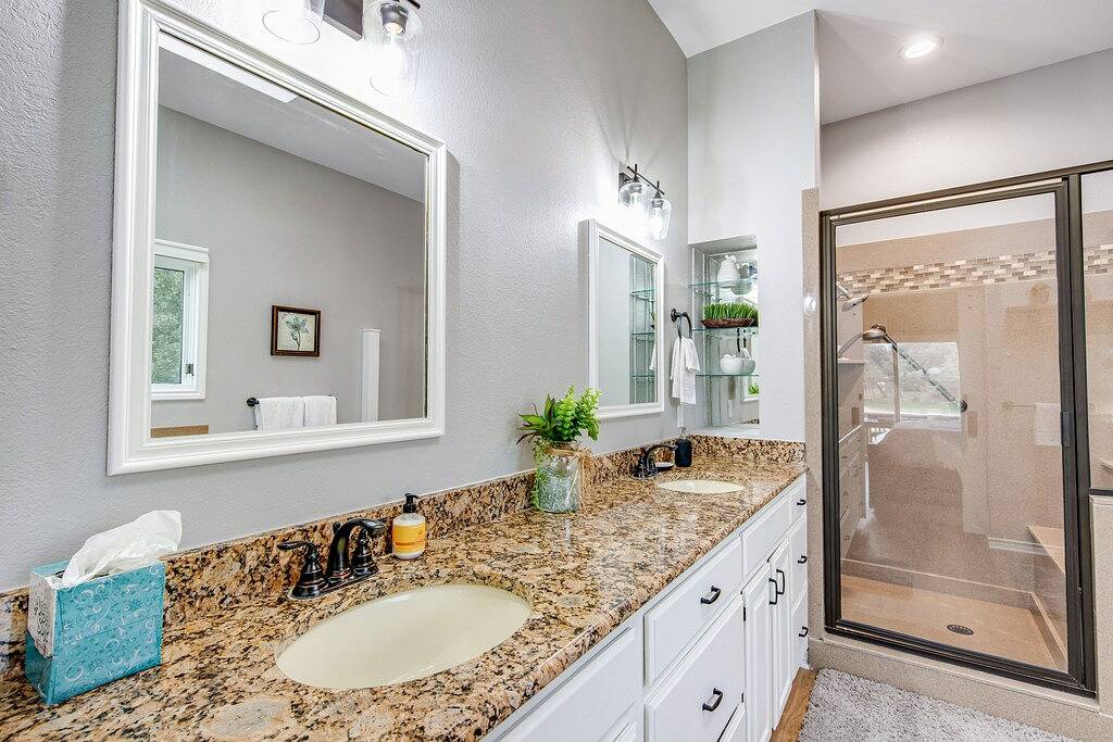 Lake home on golf course with sunset-view deck, tennis - deer sightings in Lago Vista, Lake Travis