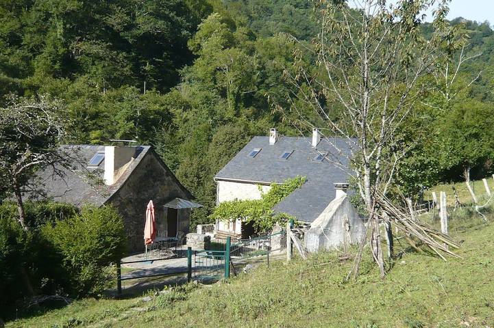 Location de vacances pour 8 personnes, avec Jacuzzi et Terrasse ainsi que Jardin et Piscine dans vallée d'Aspe