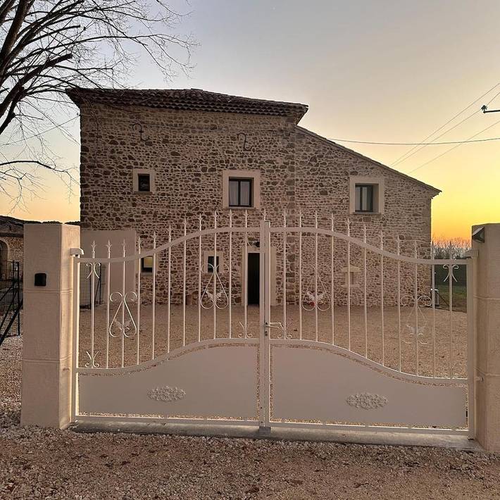 Location de vacances pour 10 personnes, avec vue et piscine ainsi que terrasse et jardin à Bonlieu-sur-Roubion - 3