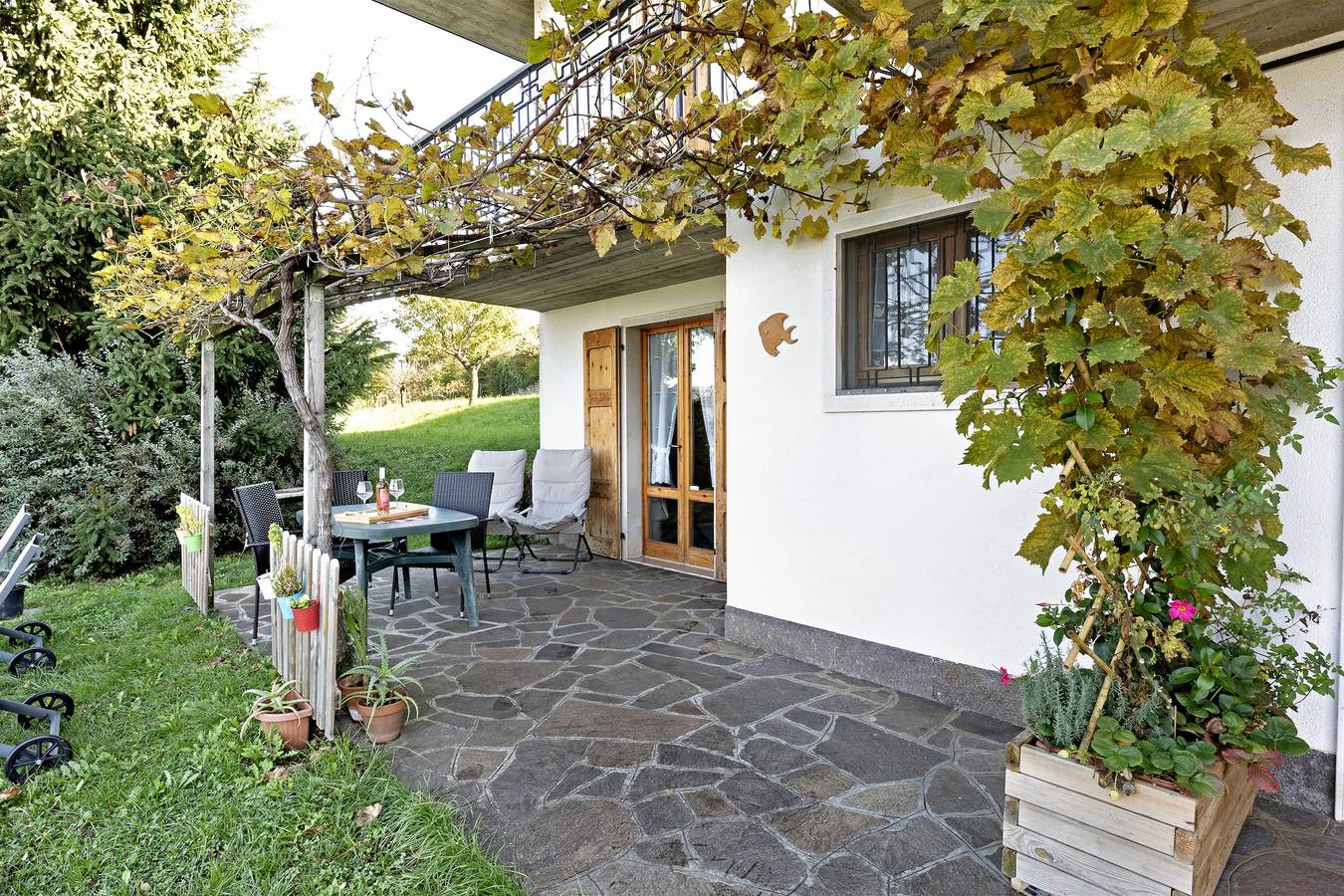 Studio entier, Studio 'Monoroom with Garden and Lake View' avec vue sur lac, terrasse privée et Wi-Fi in San Zeno di Montagna, Montagnes autour du lac de Garde