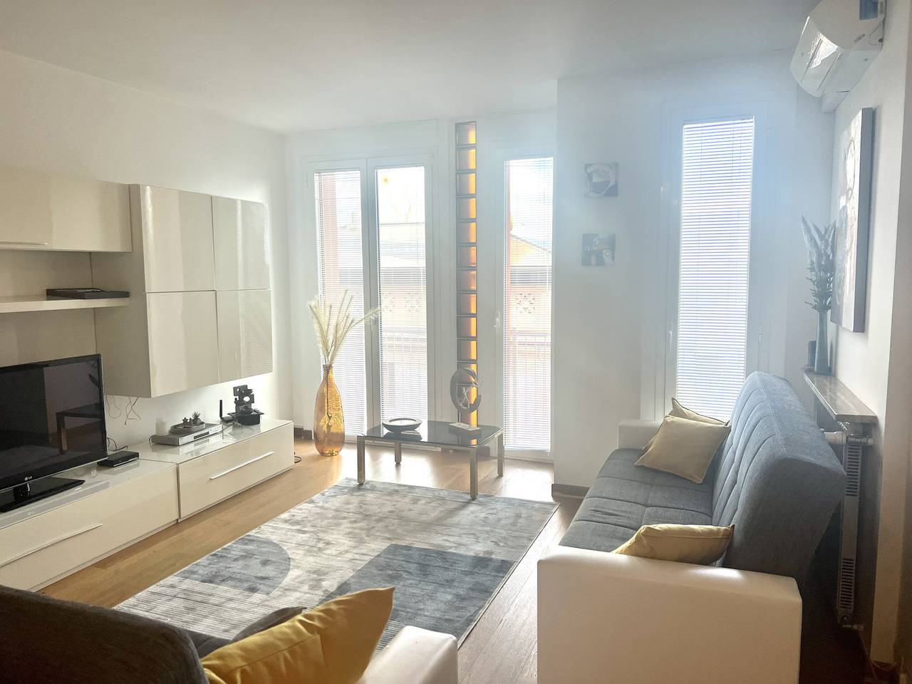 Ganze Wohnung, Elizaveta apartment with lake view and terrace in Oggebbio, Oggebbio Gemeinde