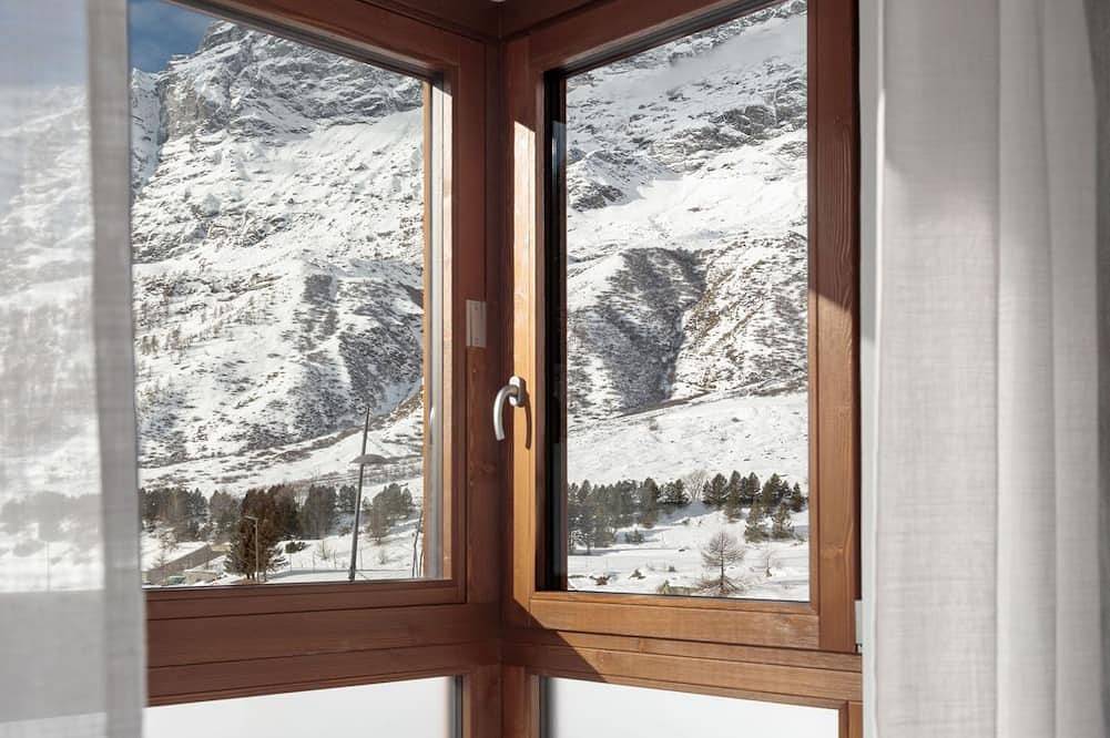 Geheel appartement, New apartment overlooking mountain, private garage, walking distance lifts in Cervinia, Valtournenche en omgeving