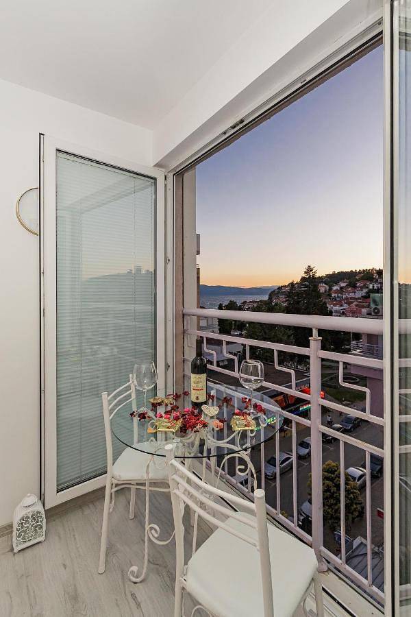 Apartament wakacyjny dla 4 osób, z widok i widok na jezioro oraz taras w Macedonia Północna