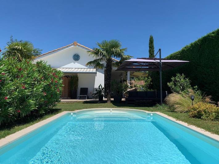 Chambre d’hôte pour 6 personnes, avec Terrasse et Jardin ainsi que Piscine et Vue