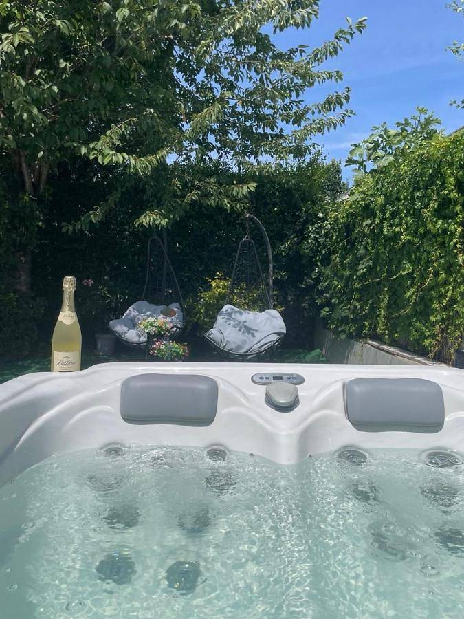 City-Oasis with 3 bedrooms, garden, jacuzzi, gym, fireplace, close to U1, city center & airport in Wien, Donau Niederösterreich