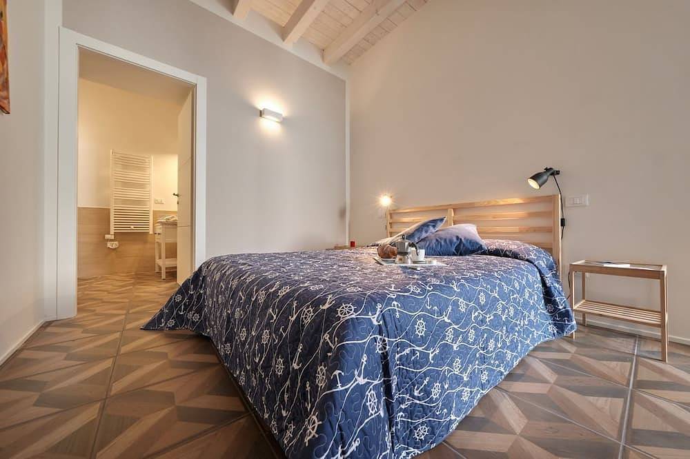 Entire apartment, Delightful apartment in the historic center of Desenzano for 4 people. in Desenzano del Garda, Garda Mountains
