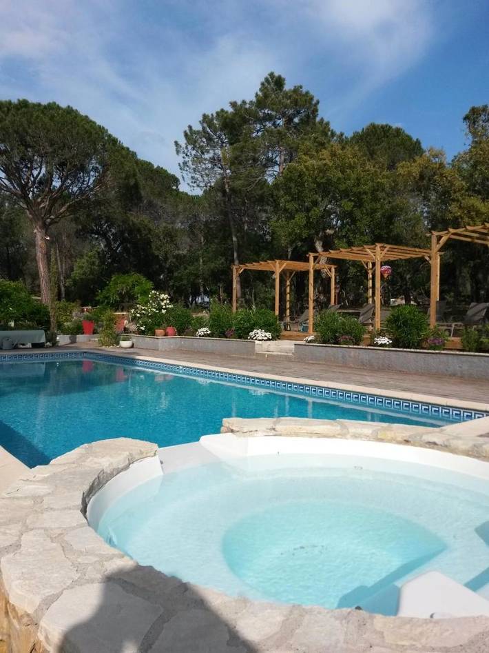 Location de vacances pour 2 personnes, avec Terrasse et Jacuzzi ainsi que Jardin et Piscine à Roquebrune-sur-Argens