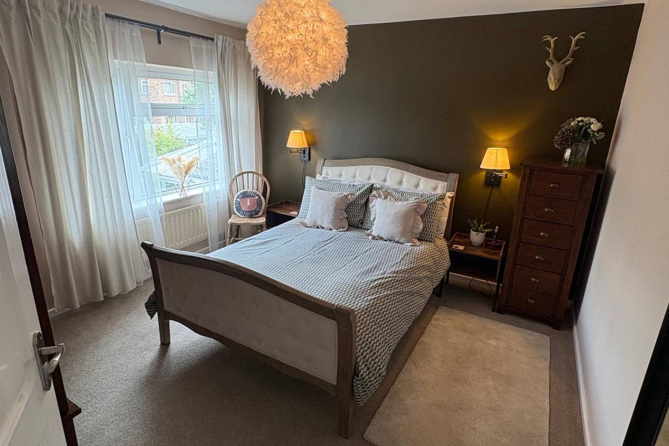 Isham House Sleeps 8 with Enclosed Garden in Northamptonshire