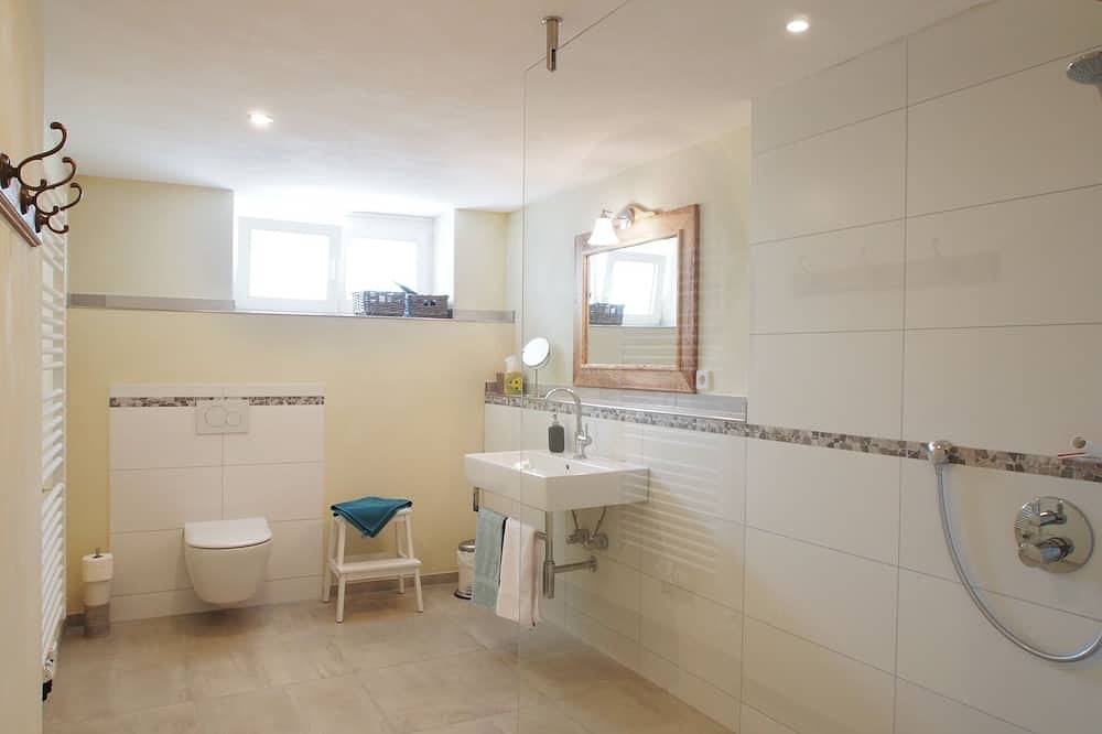 Ganze Wohnung, Ferienwohnung Hochparterre mit Seeblick 200m zum See in Öhningen, Untersee