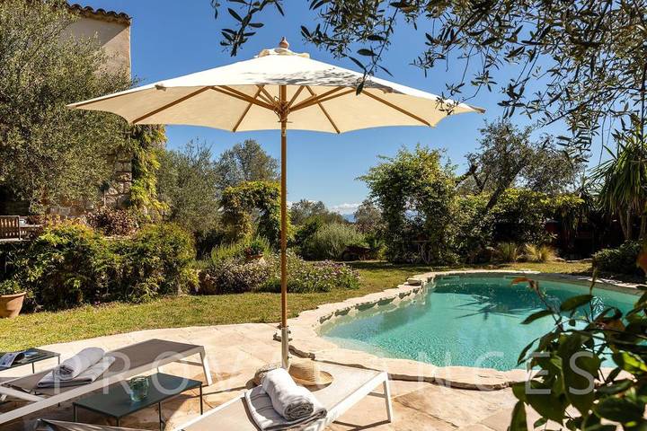 Location de vacances pour 6 personnes, avec Balcon/Terrasse ainsi que Jardin et Piscine à Valbonne