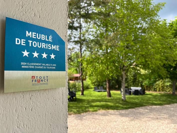 Location de vacances pour 10 personnes, avec Balcon et Jacuzzi ainsi que Terrasse et Jardin à Mailly-le-Château - 3