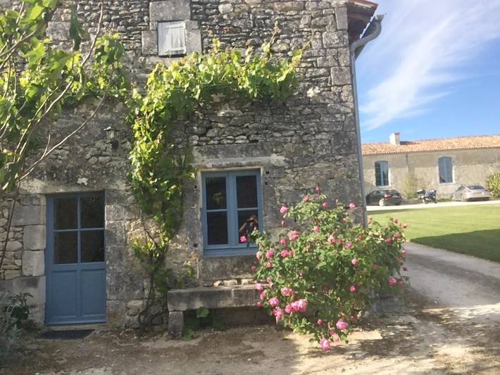 Location de vacances pour 5 personnes, avec piscine et vue ainsi que jardin et bassin pour enfant, animaux acceptés à Saint-Bris-des-Bois