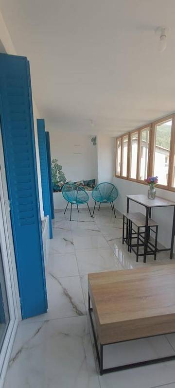 Gîte pour 2 personnes, avec vue sur le lac ainsi que terrasse et vue à Sisteron
