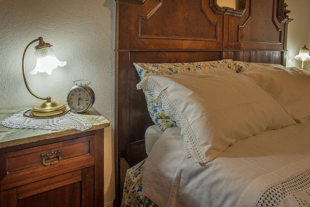 Antigua casa unifamiliar en una corte campesina, en las colinas de Parma in Neviano degli Arduini, Provincia de Parma