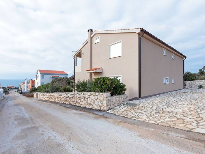 Ferienhaus für 7 Personen, mit Terrasse und Garten auf Pag - 2