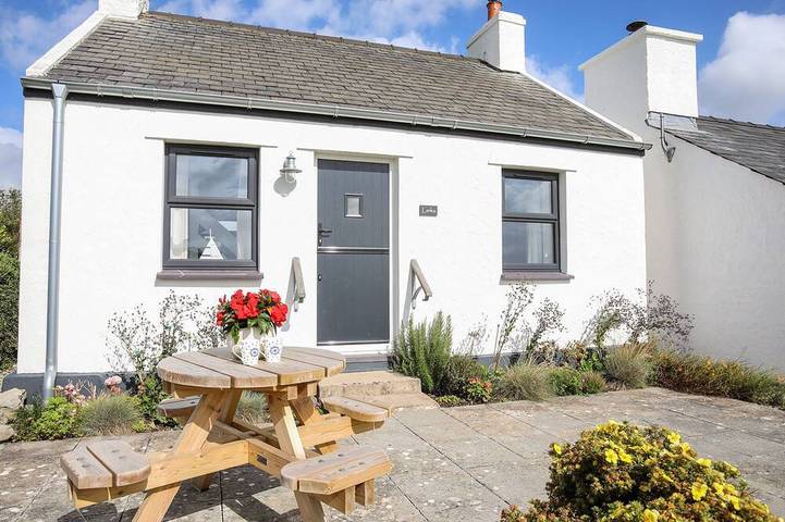 Cottage for 4 people, with garden in Moelfre