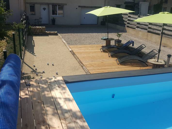 Gîte pour 8 personnes, avec jacuzzi ainsi que terrasse et piscine dans Saint-Denis-lès-Bourg