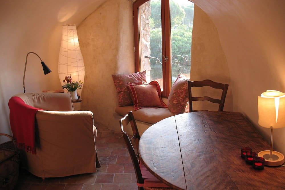 Appartement entier, Cozy Romantic Hideaway with River View In Medieval Village in Sauve, Région du Vigan