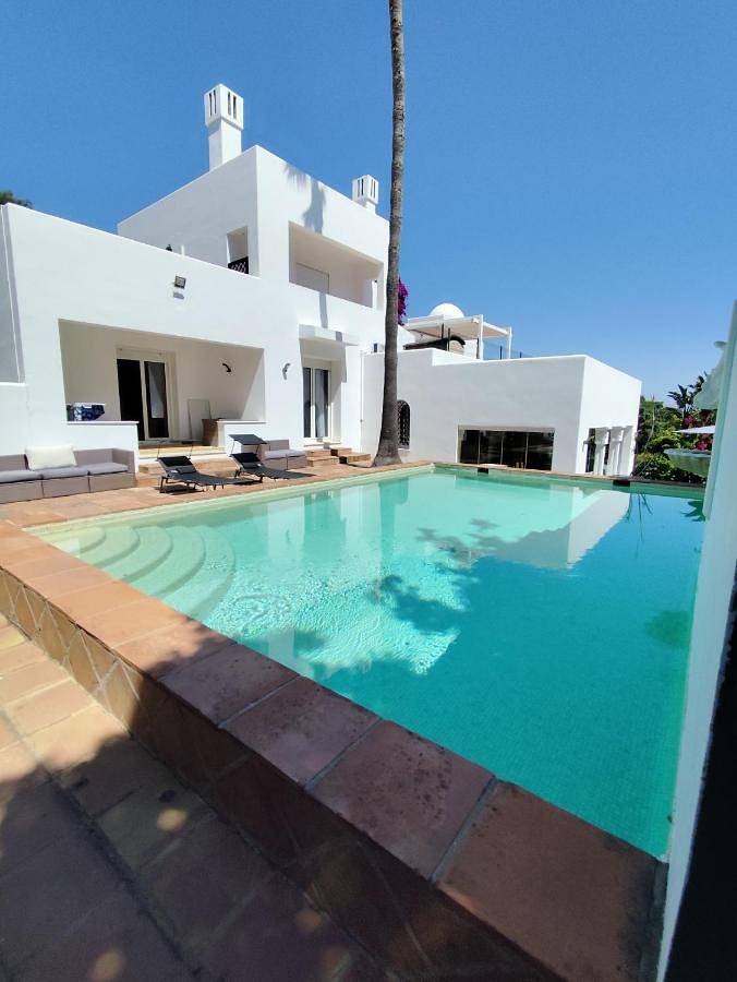 Chalet para 14 personas, con vistas además de piscina y jardín, Se admiten mascotas en San Roque