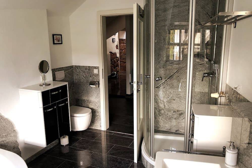Ganze Wohnung, Moderne Dachgeschosswohnung - 15min vom Europa Park entfernt in Kenzingen, Südschwarzwald