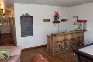 Chalet for 16 Guests in Bass Lake, Madera County, Picture 2