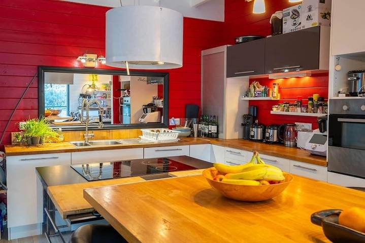 Location de vacances pour 8 personnes, avec Balcon et Terrasse ainsi que Jardin et Piscine à Le Revest-les-Eaux