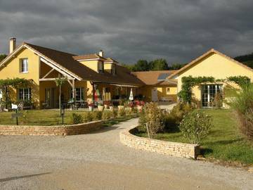 Gîte pour 10 personnes, avec terrasse ainsi que piscine et jardin à La Rochepot