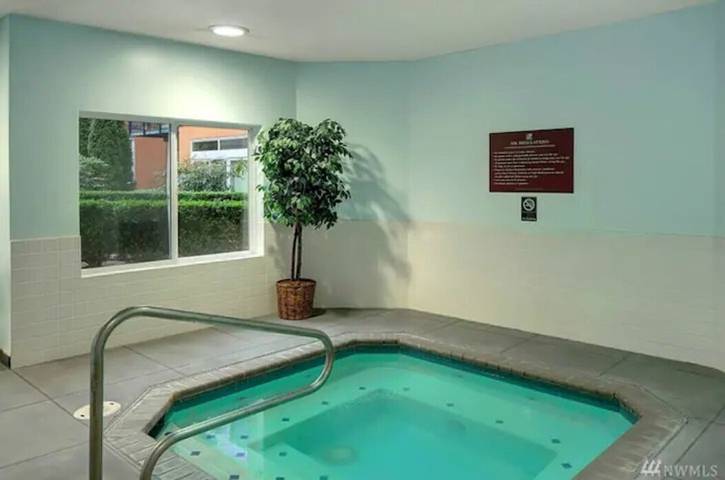 Apartment for 4 people, with sauna and pool as well as balcony and yard in Seattle