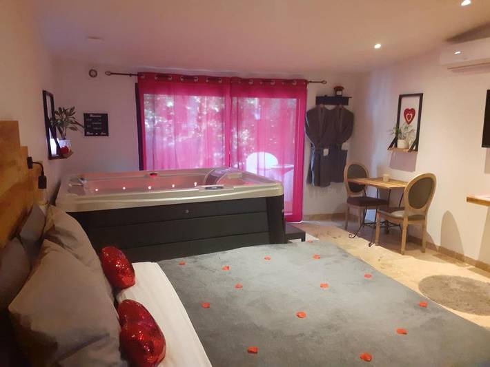 Chambre d’hôte pour 2 personnes, avec terrasse et jacuzzi ainsi que jardin et sauna
