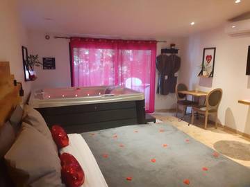 Cottage pour 2 personnes, avec terrasse et sauna ainsi que jardin et jacuzzi à Saze