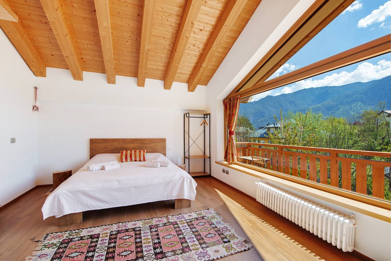 Appartamento intero, Affittacamere Nene - Mansardacon vista sulle montagne e terrazza in Pieve di Cadore, Dolomiti Orientali