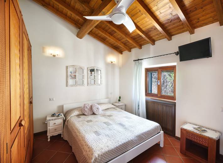 Entire apartment, Regarda - Bilocale Antico Convento del 700, tramonti sul lago, piscina e tennis in Bardolino, Garda Mountains