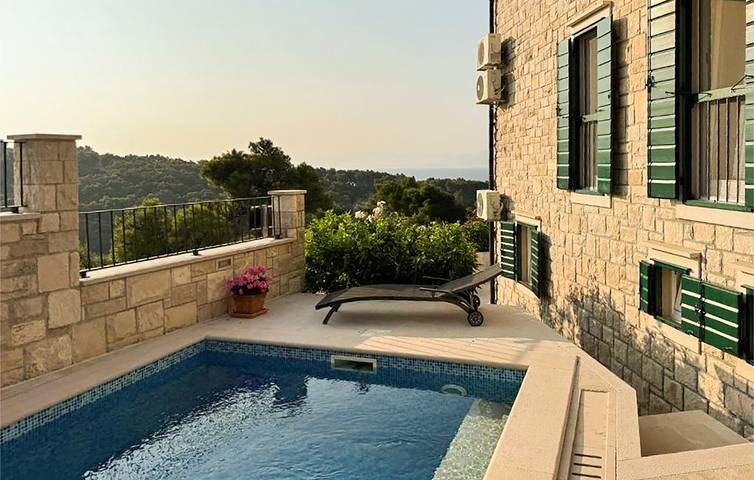 Amplio apartamento a 2 km de la playa: 1 dormitorio, con piscina, terraza y aparcamiento in Supetar, Brac