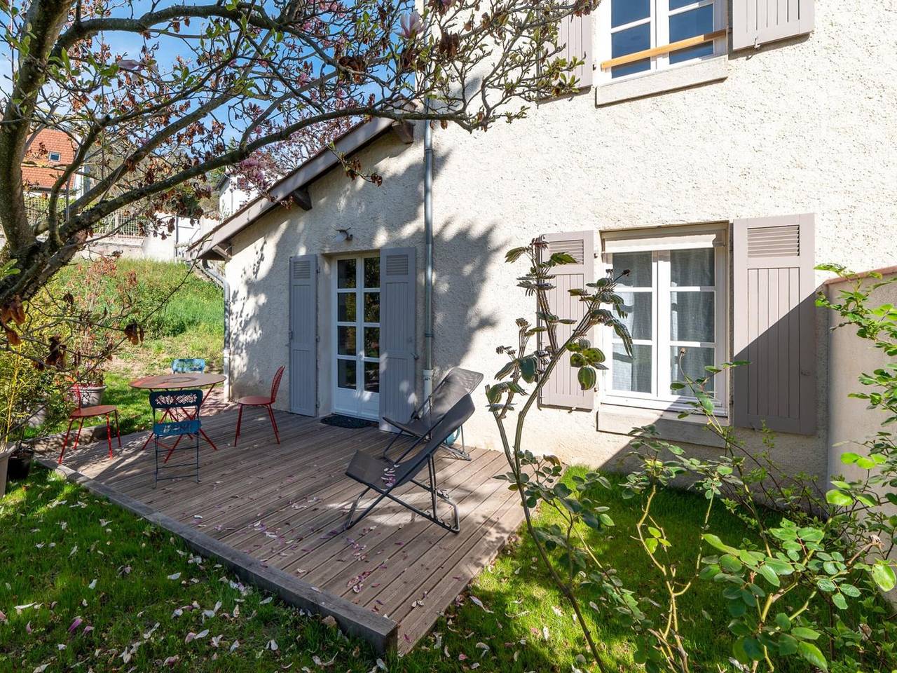 Charmantes Ferienwohnung in Saint-Galmier: Moderne Ausstattung, Terrasse, Garten & Inklusive Nebenkosten in Saint-Galmier, Montbrison