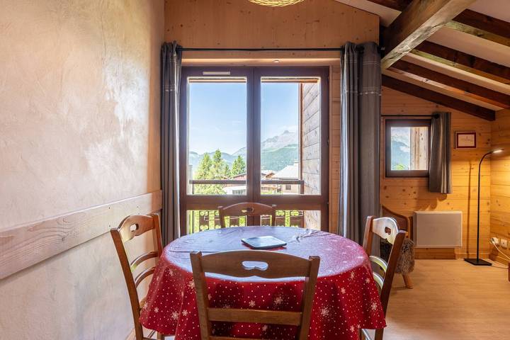 Entire studio, Studio Apartment '11 - Les Warrens' with Mountain View, Shared Garden and Wi-Fi in Cohennoz, Albertville region