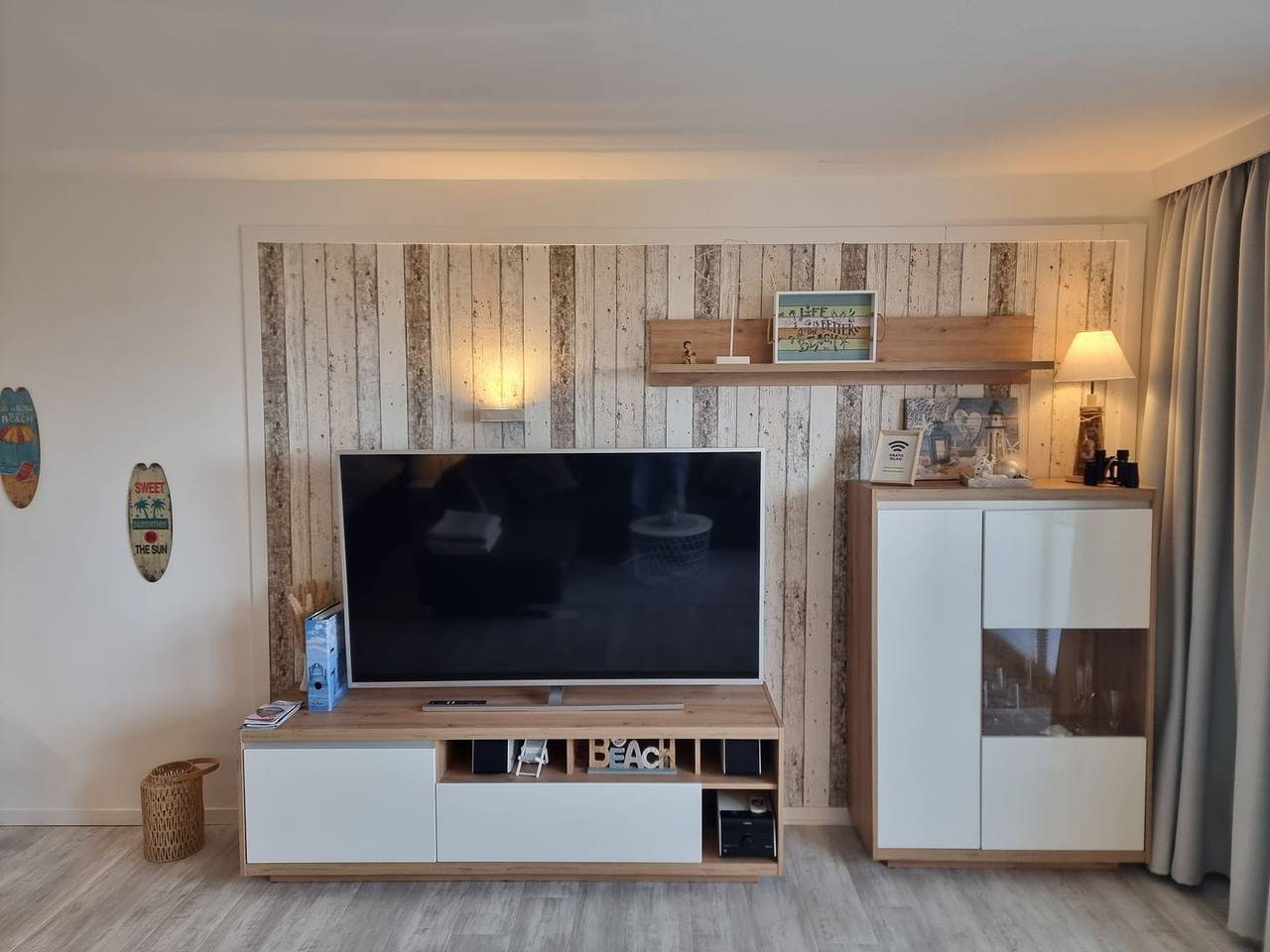 Ganze Wohnung, Modernes Appartement mit überdachtem Balkon und Blick zur Seeseite in Stein in Wendtorfer Strand, Stein