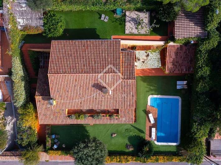 Location de vacances pour 8 personnes, avec jardin ainsi que vue et piscine, animaux acceptés à Cabrils - 3