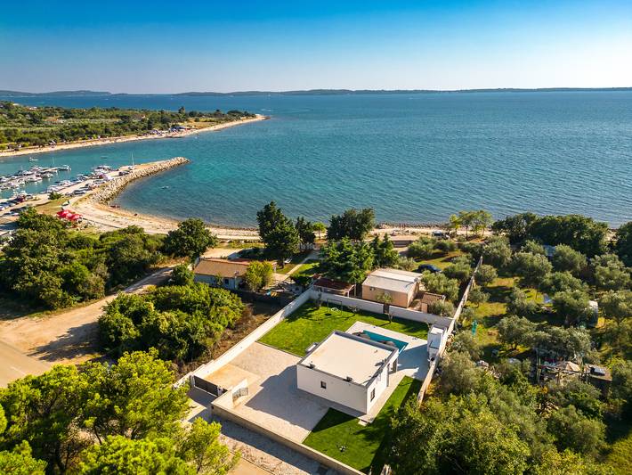 Location de vacances pour 4 personnes, avec piscine ainsi que jardin et terrasse à Peroj