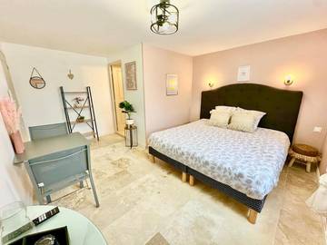 Chambre d’hôte pour 2 personnes, avec jacuzzi ainsi que piscine et terrasse à Saint-Laurent-d'Aigouze