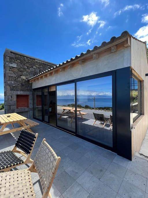 Casa de férias para 6 pessoas, com piscina e vista e ainda varanda na Ilha do Pico
